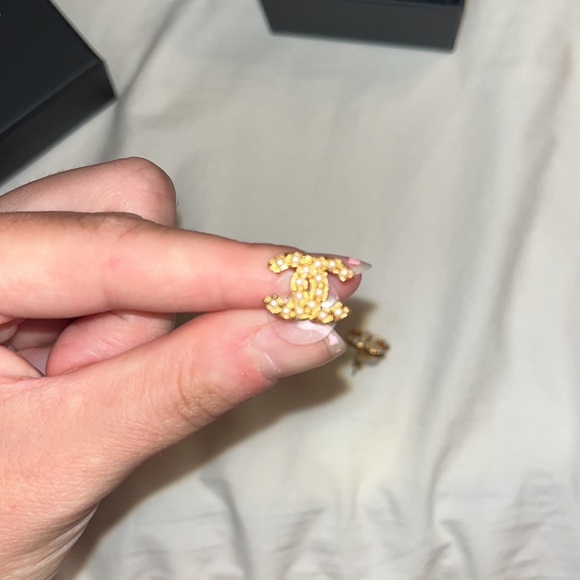 Chanel earrings comes with tags never worn - Picture 6 of 11